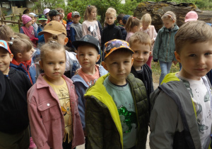 Dzieci idą na wycieczkę po lesie.